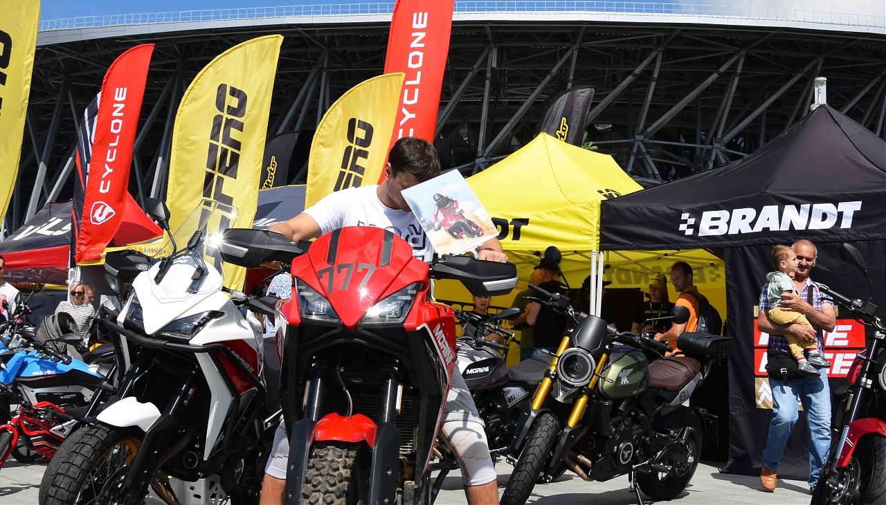 Легендарные байки в самом центре Петербурга фото_1