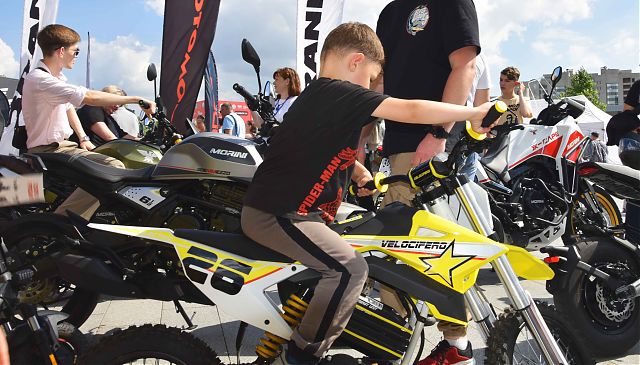 Электросамокаты и скутеры VELOCIFERO на МотоСтолице 2024 mobile_4